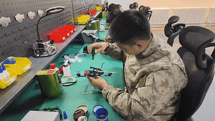 新疆军区各部队，也掀起“大玩小型穿越侦察、自杀无人机的热潮，战鼓催征，科技砺兵，