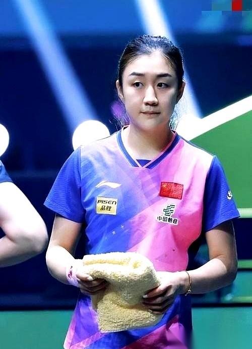 就这张照片，每次看都觉得后背发凉。感冒吃了药，被一桌子人起哄灌酒。旁边队友一脸