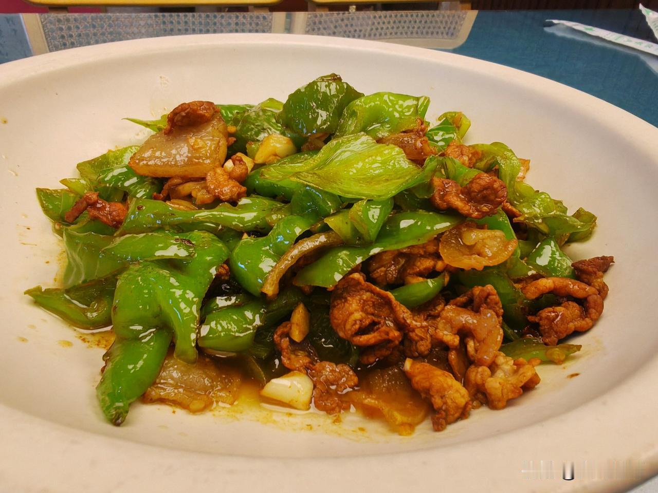 为什么饭店的辣椒炒肉那么好吃?饭店厨师炒的辣椒炒肉为什么那么好吃呢？因为它跟