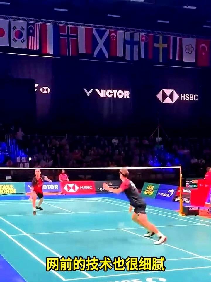 巅峰期的安赛龙，简直就是羽毛球场上的BUG。看他跟同胞格姆克打球，紧张到不行