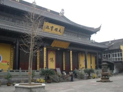 1946年，新四军把后方医院放在淮安一个千年古寺里，在安装电话线时，竟然发现了一