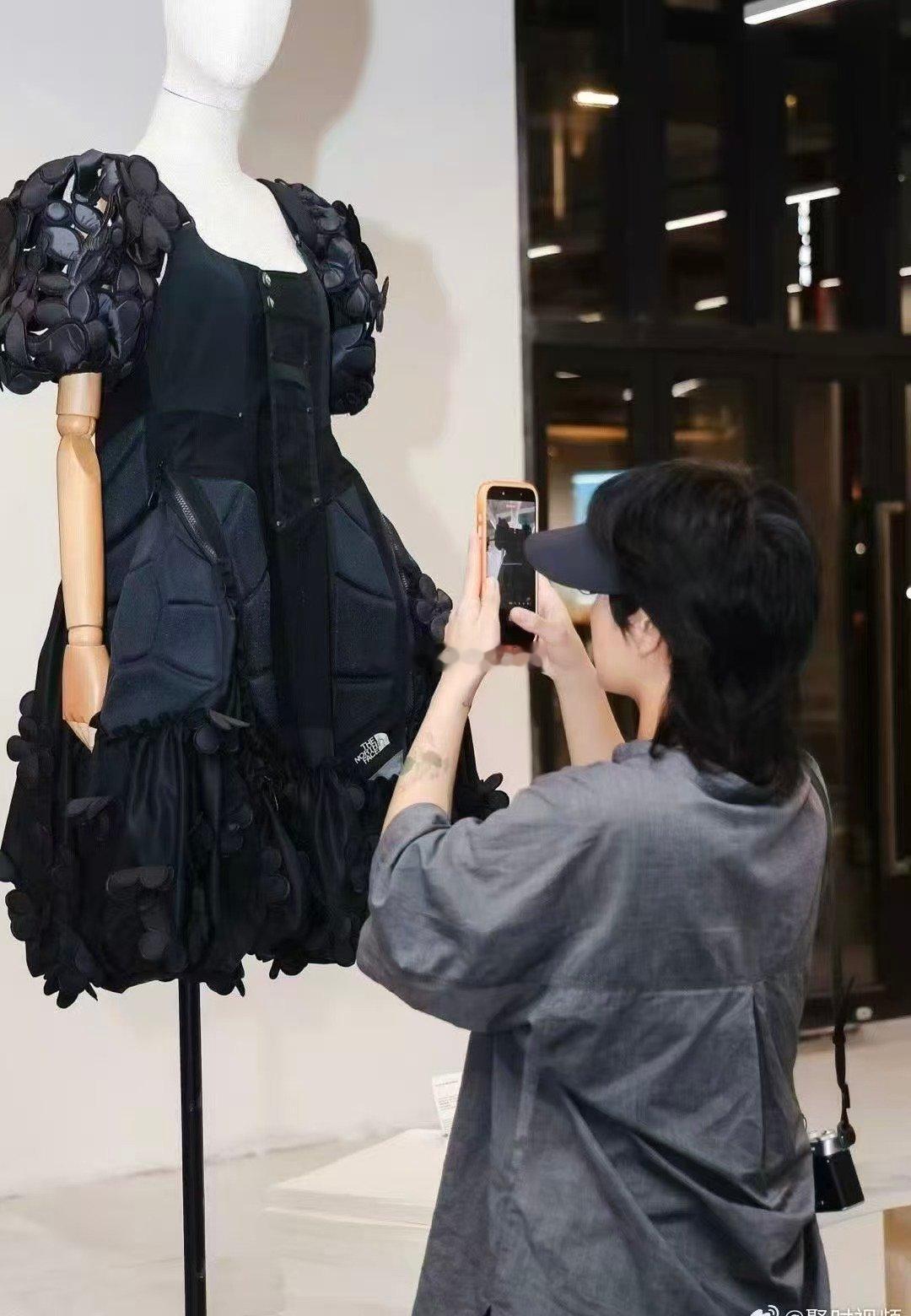 上海满大街都是艺术家弄堂里晒被子的爷叔在晾云朵，快递小哥的车筐载着鲜花像移动画廊