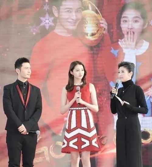 黄晓明官方身高1.79米，中间的关晓彤至少也有1.77米，在娱乐圈女明星当中也是