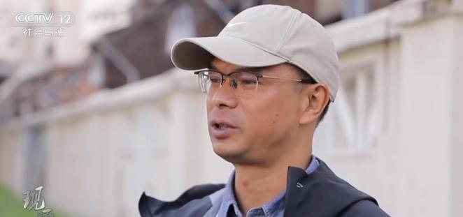 “谁还敢扶？”上海7旬老太乘坐扶梯时，重心不稳向后倒去，幸好一男子眼疾手快拼死相