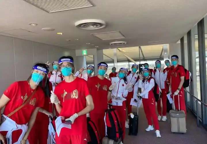 亚运三连冠载誉凯旋！中国女排结束名古屋征程顺利飞抵上海机场，大批球迷早早守候现场迎接英雄归来！队伍当