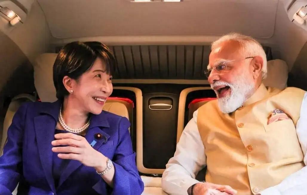 莫迪老仙，外交鬼才！穿个民族服装满世界晃悠，印度街头都没人这么穿，他倒好，走