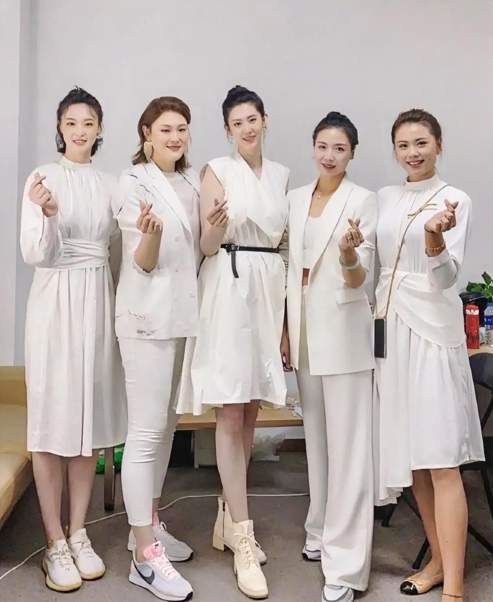 刷到女排“五美”同框出镜的照片，全都身着白裙，真的好美！惠若琪一眼就能认出，