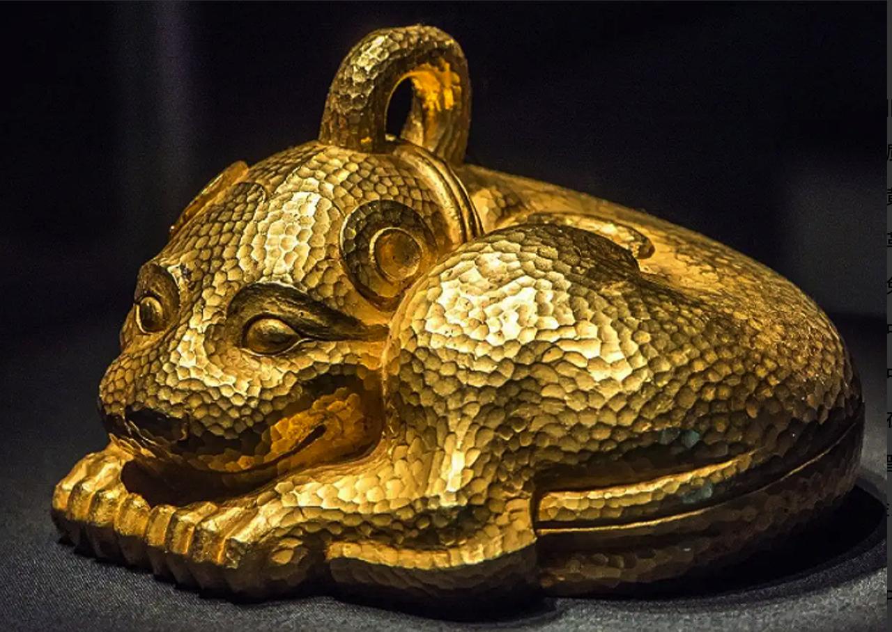 1982年，江苏农民修水渠，一镐挖出黄金兽头！狂喜之下他没声张，反而悄悄埋了，转