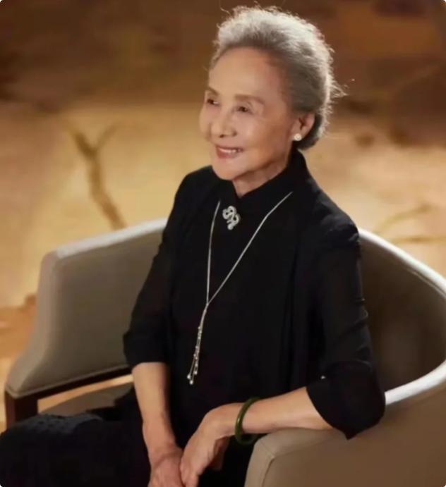 杨绛说："我不是原谅，因为每想起一次，我都觉得心酸，觉得自己被人轻贱到这种地步。