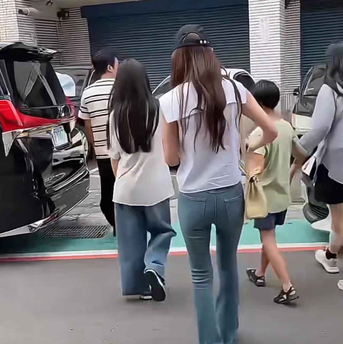 汪小菲今天的父亲节过的还挺充实！中午吃完大餐就陪着小玥儿和霖霖来买“独角大仙”