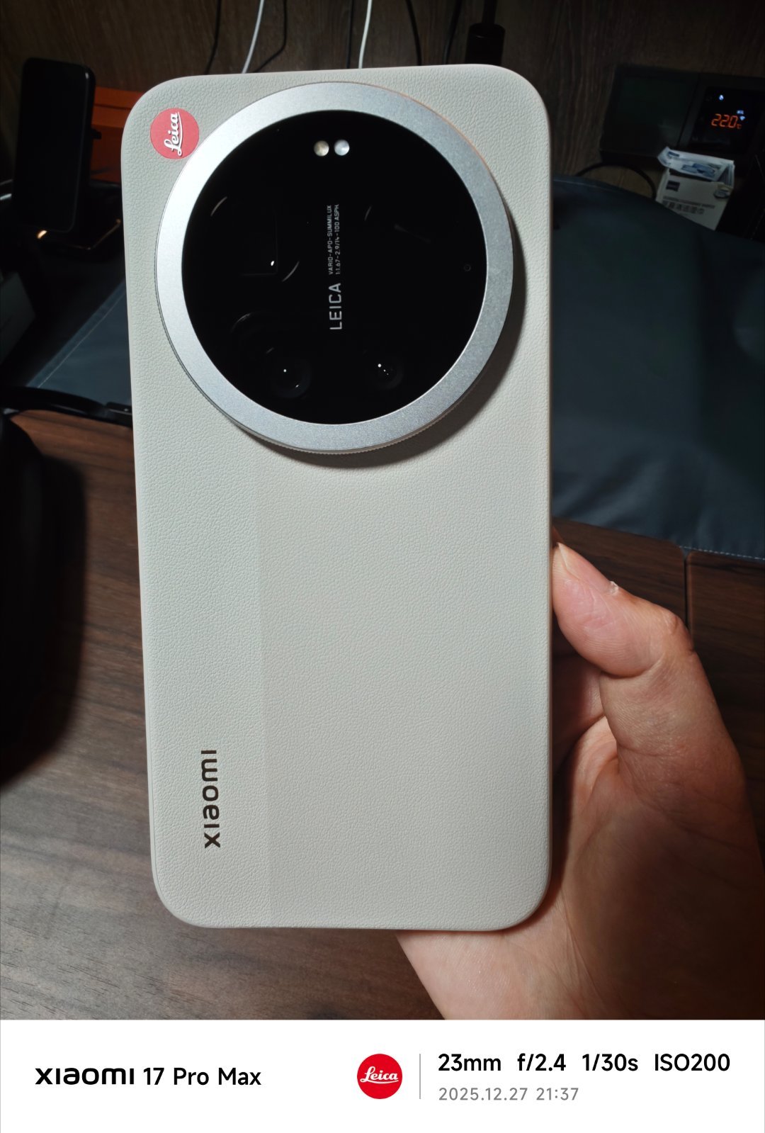 我的小米17ultra开箱了，贴心的送了镜头盖，另外赠送的手机壳是带磁吸的，好评
