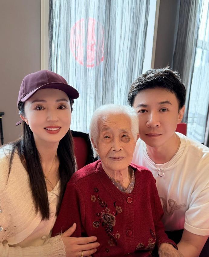 带着女儿去前夫家过年，还拍了张21口人的全家福。你可能想问，这不会尴尬吗？看