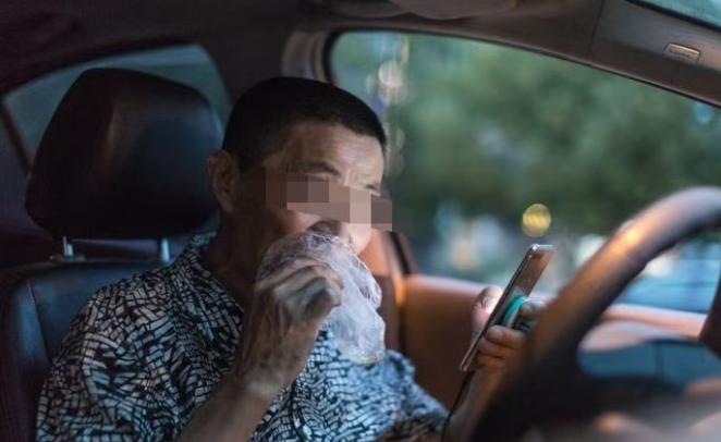 “凭什么不赔钱！”2025年，上海一男子开网约车，他把顾客送到地方后，突然头一歪
