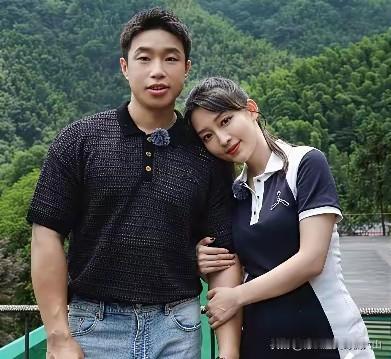 德云社副总烧饼砸挂学历：初中没读完娶伦敦大学硕士，段子背后藏着婚姻真相！烧