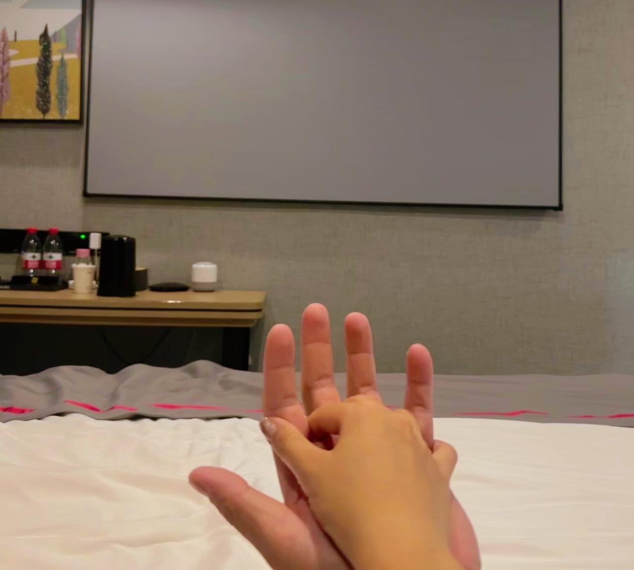 人到中年才懂：妻子才是男人下半生最大的底牌。老周年轻时花天酒地，把妻子的付出当作