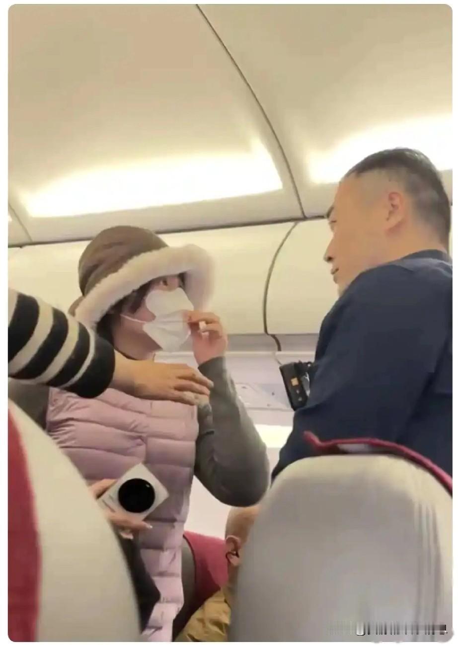 公共场合，最怕遇到无理取闹的人。1月3号早上，从天津飞往云南的GS78