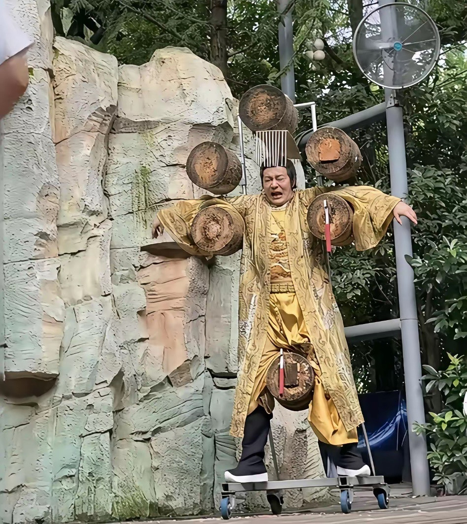 大热天，景区表演，一天600你愿意做吗？，郑国霖好拼啊