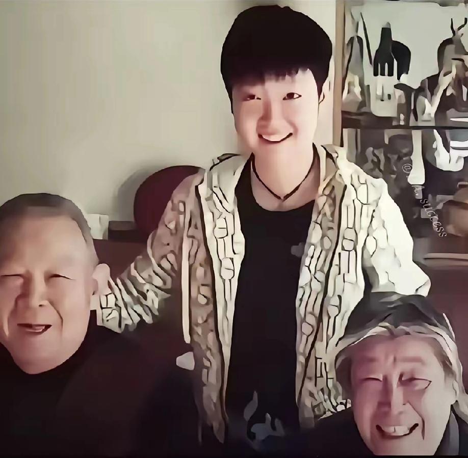 莎莎陪外公外婆的笑容，暖到心里去了！谁看了不羡慕这样的隔辈亲！孙颖莎陪着外