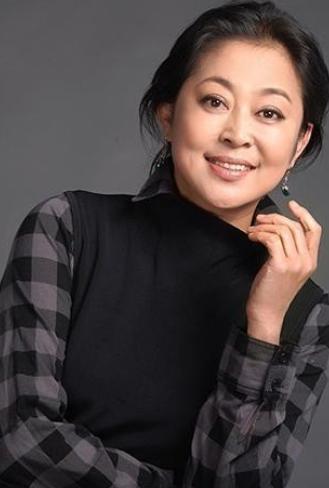 90年代，倪萍家包括保姆一共5个人，但她每天做4只海参，保姆没份，倪萍姥姥说：“