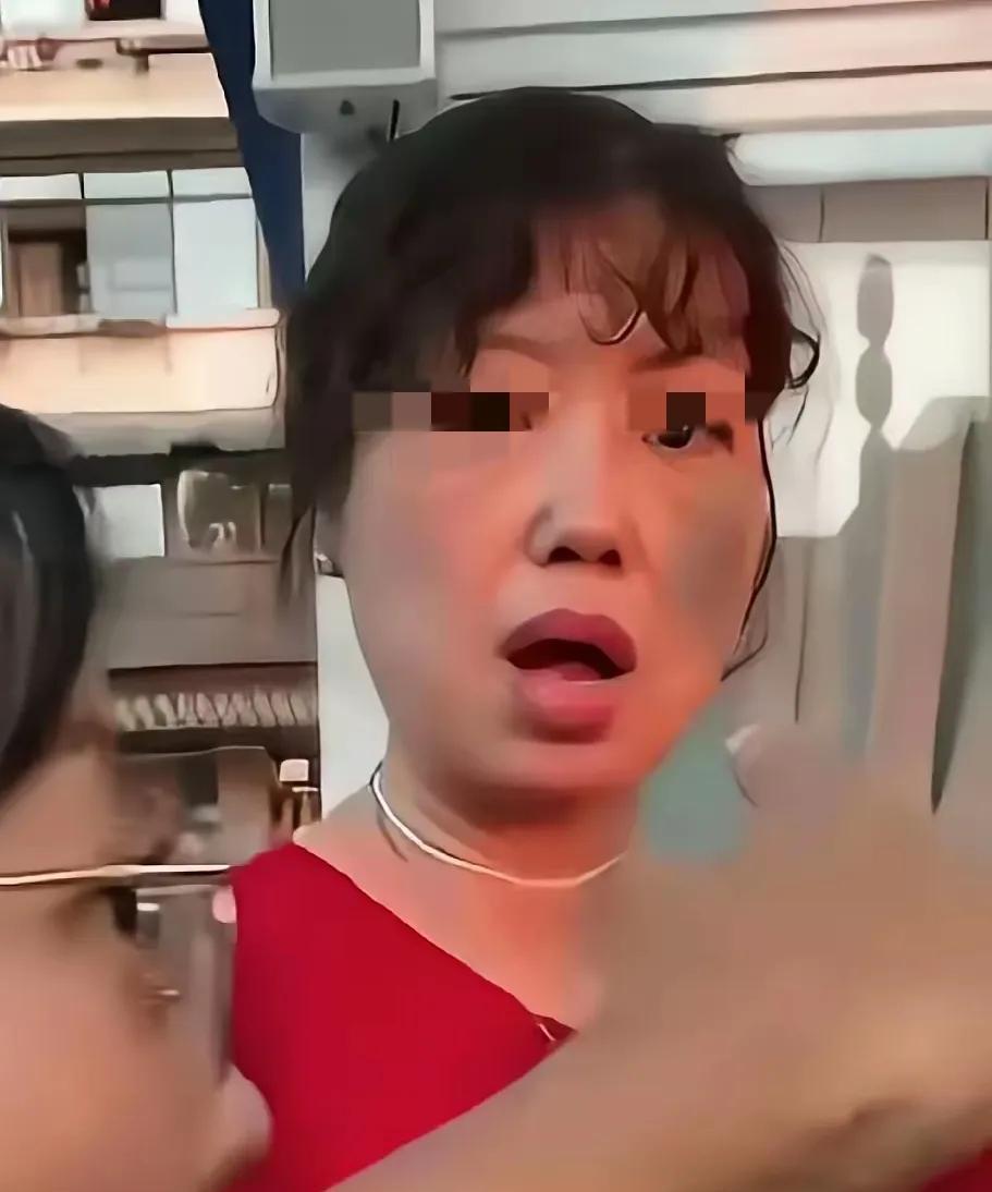 好像遇见过这位红衣女就在重庆洪崖洞虽然，穿着不一样但曲卷的头发，怒目圆睁的