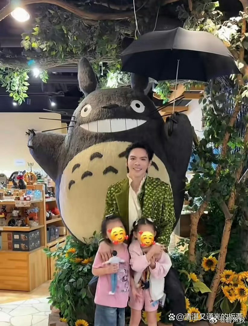 向佐晒自己与女儿近照，两孩子长得好快啊，父女关系看起来不错​