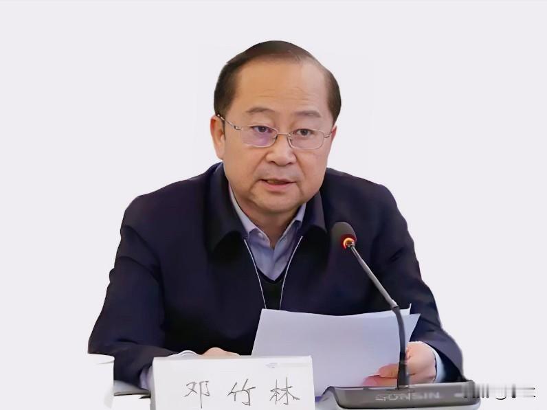 今天贵州磷化集团的邓竹林走上了热搜他是1964年出生的山东青岛人他长期在磷化