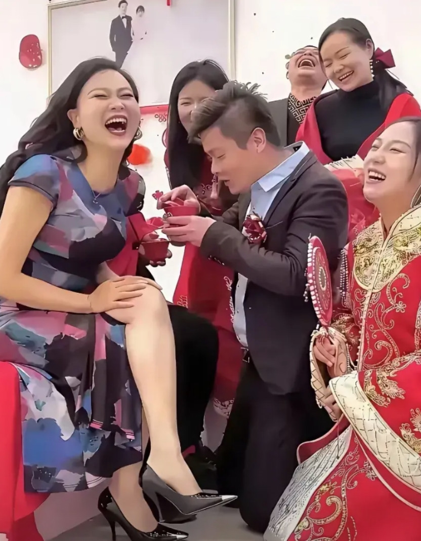 女儿出嫁丈母娘高兴的不要不要的