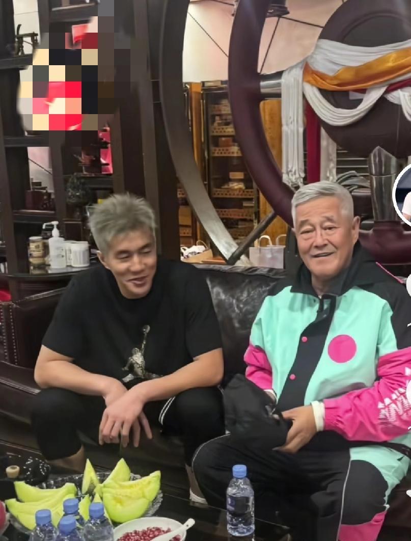 在一段视频中，辽宁文体圈玩出了新花样。辽宁文体圈玩出了新高度，有钱的他们不仅请