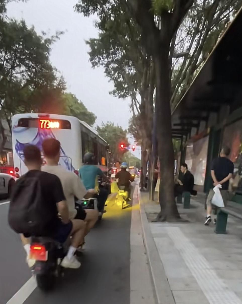 广州有9成骑电鸡的勇士，在公交车靠站停车时，几乎都不会主动减速礼让车上乘客先下车