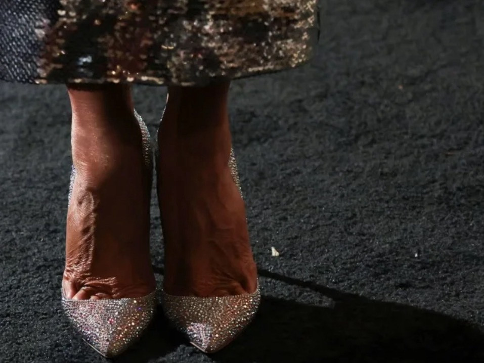 梅兰妮的脚趾我以为只有我穿这种尖头皮鞋不舒服呢。看来就连超模或者梅姐这样的穿起来