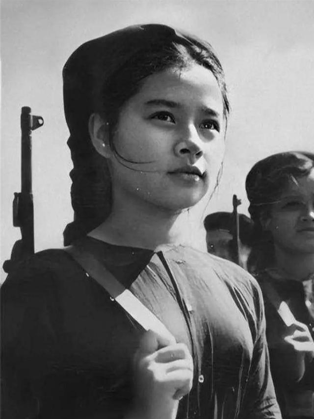 1979年，越南女兵混入我军队伍，并使用了很多阴险手段。为了识别这些女兵，有人提