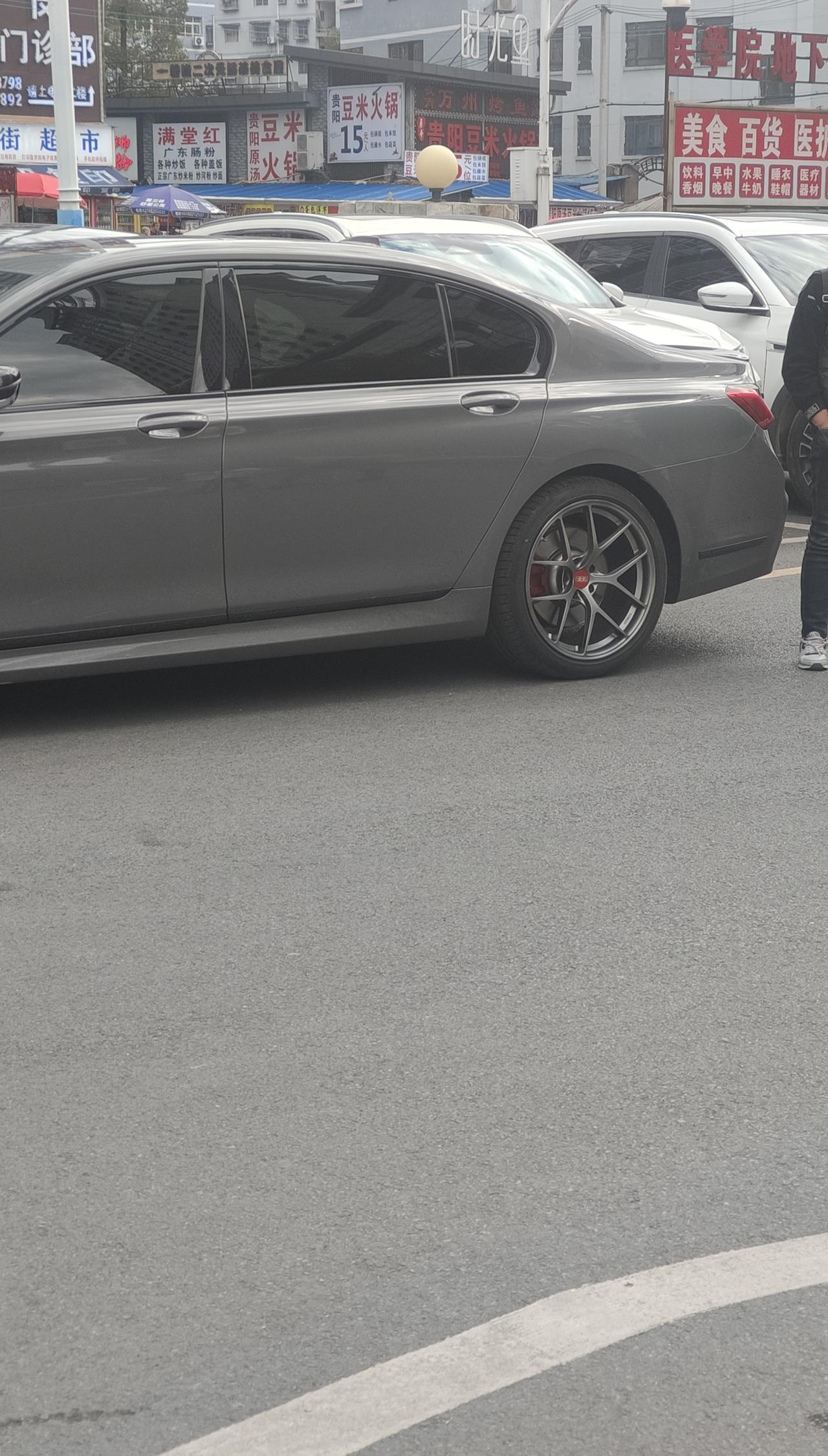 宝马的刹车卡钳真的太漂亮了好看得不得了