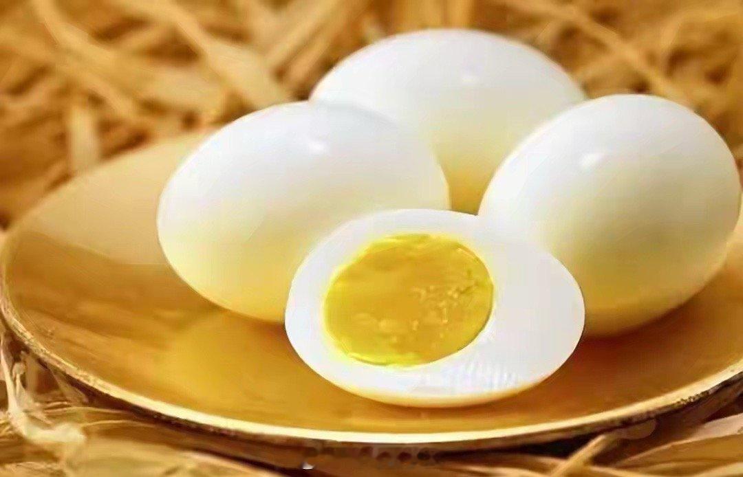 吃鸡蛋黄真的会胆固醇超标吗“吃鸡蛋黄会胆固醇超标”，这句话，在营养学史上流传最广