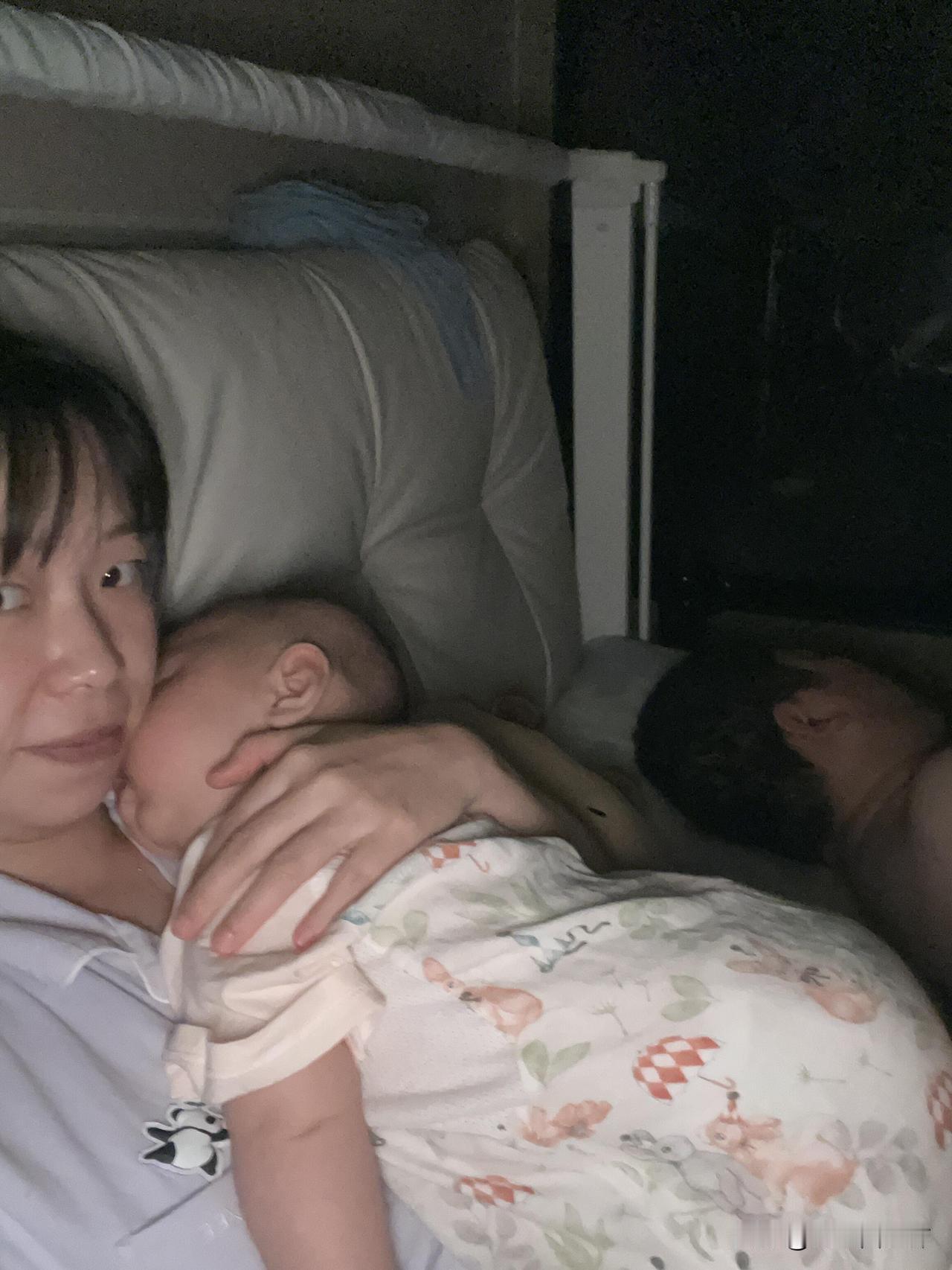 女性的困境凌晨3点，娃又哭醒了，我站在床尾抱着哄了半小时终于睡着了。此刻漆黑的