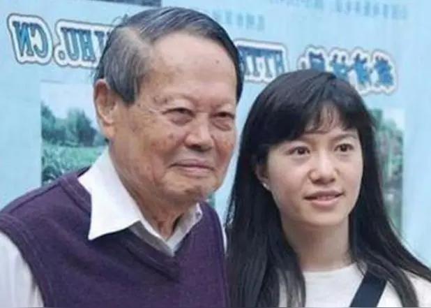 网上总有人嚼舌根,说翁帆嫁给杨振宁是图钱。这话听着就跟没见过世面似的——你真以为