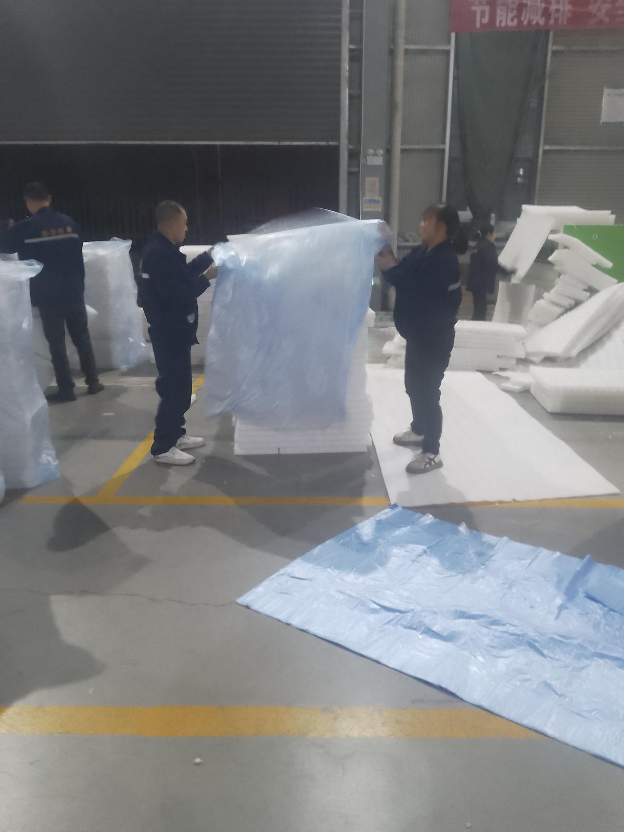 我是一名学校临聘教师，因为寒假没工资，就想着去工厂做日结临工。找了一家打包装的泡