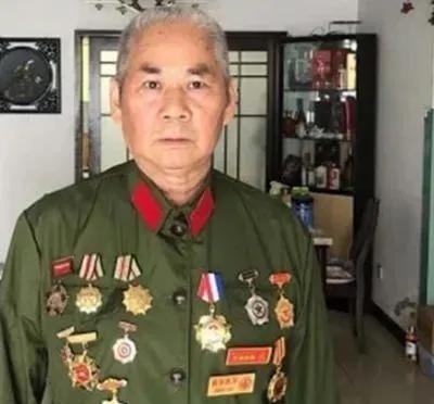 1979年，我军战士巡逻时，意外发现一个手脚溃烂之人，他身上有一支枪和300发子