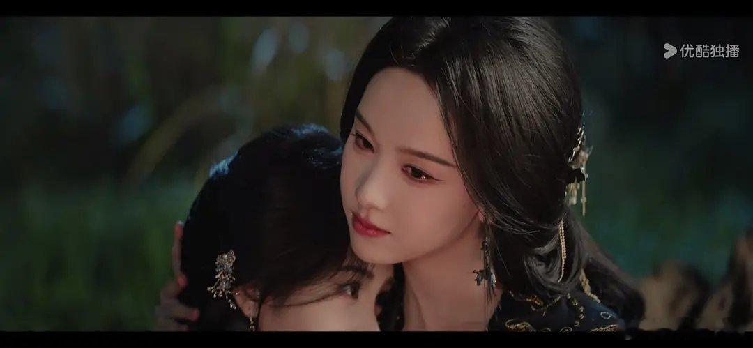 鞠婧祎的侧脸比陈都灵好看啊，还得高鼻梁