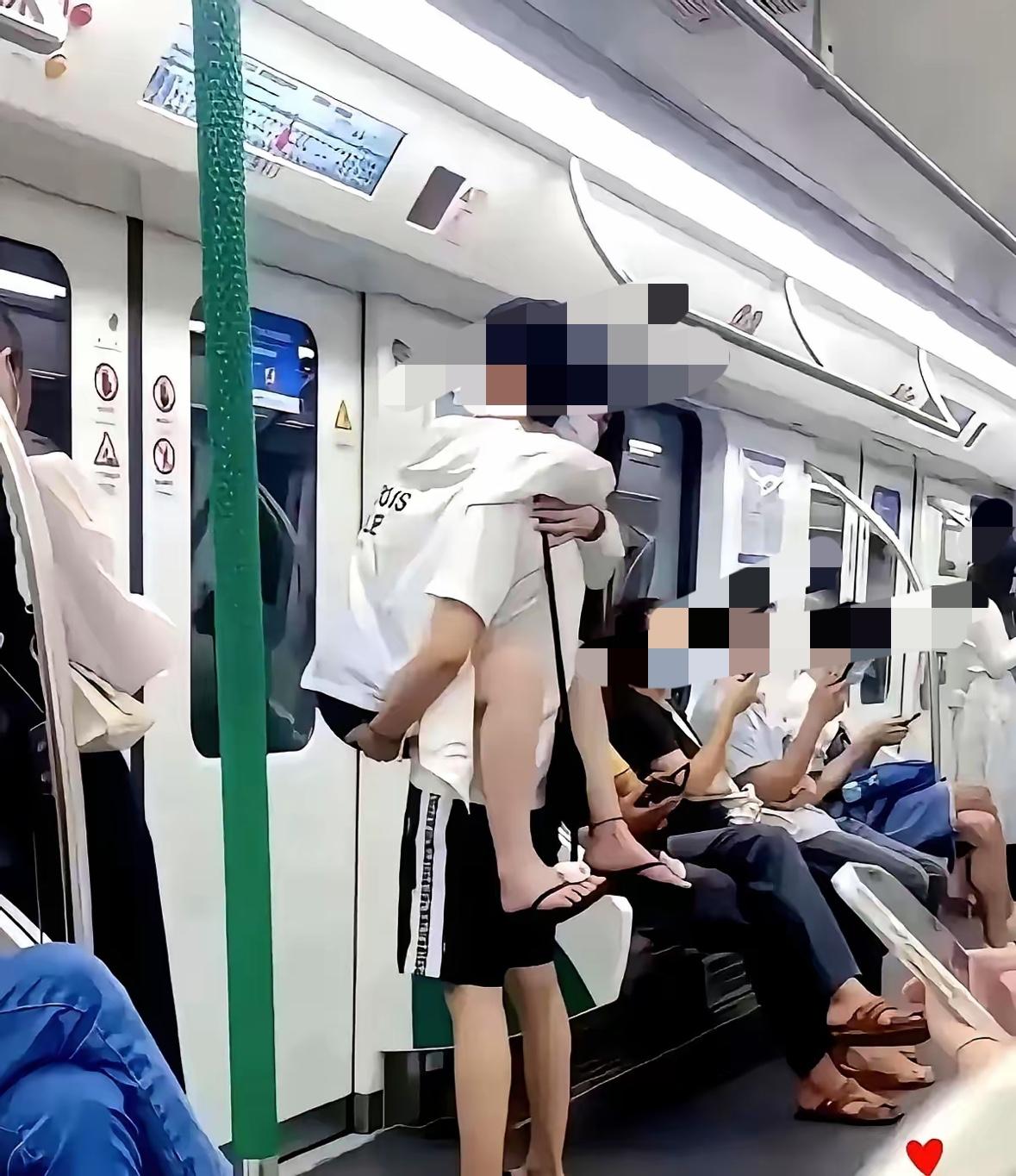 地铁车厢这一幕上热搜真是一点不意外。那情侣在地铁上那姿势，晃晃悠悠像练力量举