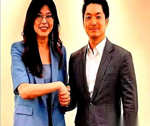 上午还在镜头前握手言和，下午就关起门来让你认清现实。这手腕，真的，我一个在职场