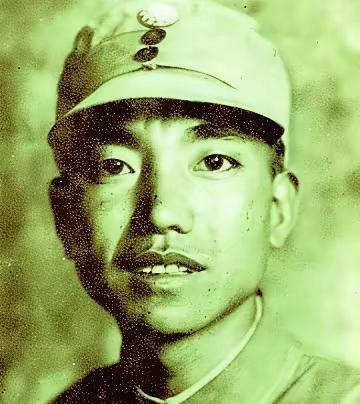 1931年，萧克看到一个俘虏后，脸色惨白，急忙对看守说：“松绑！”俘虏满眼泪光，