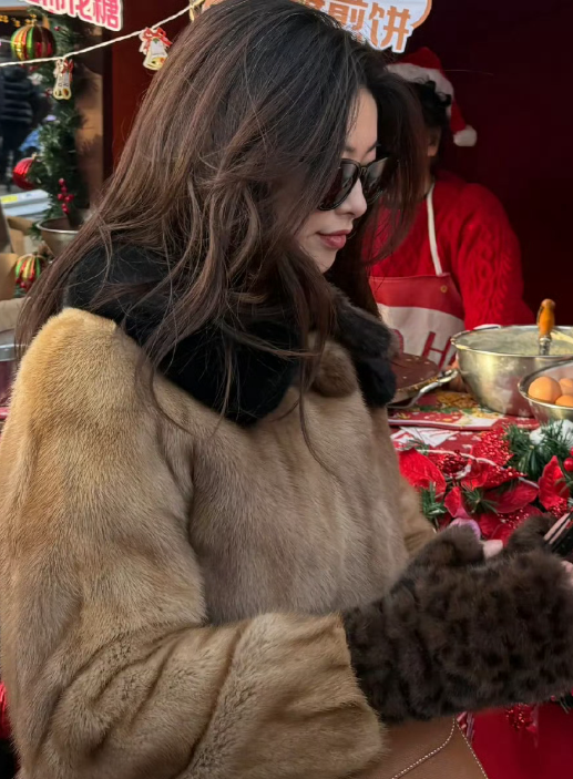 朱珠面无表情把老公挤开，她眼神紧盯镜头未偏移，貂毛大衣泛着高级光泽，挺拔仪态与