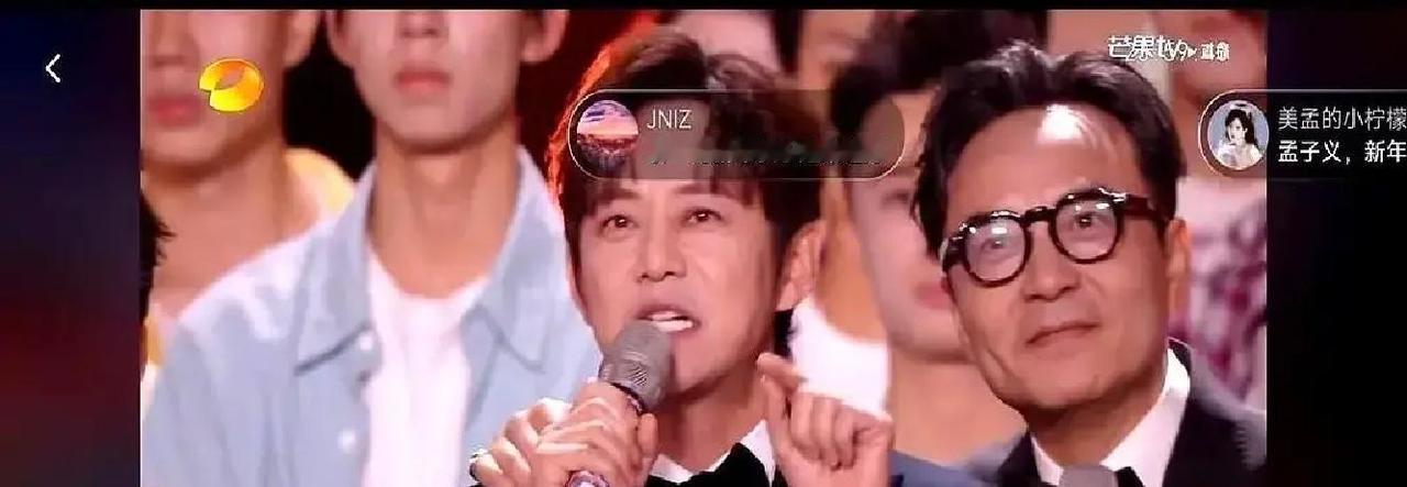 耳麦死机3秒，汪涵一句话救场跨年零点倒计时，何炅突然听不见导演口令。全场黑