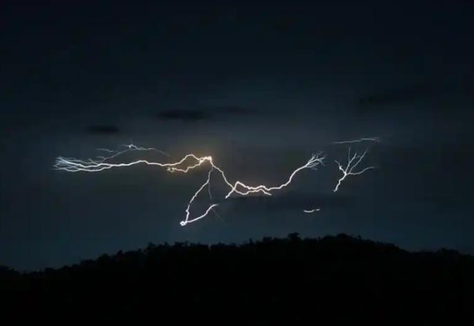 昨晚和一个双11的商家聊天，他透露了三个消息，让我感到很震撼！ 第一，今年确