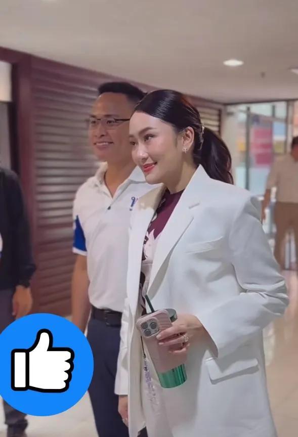他信始终做着总理的梦。从女儿到妹妹都是他们家族的人第一波就被军方踢下台，满腹