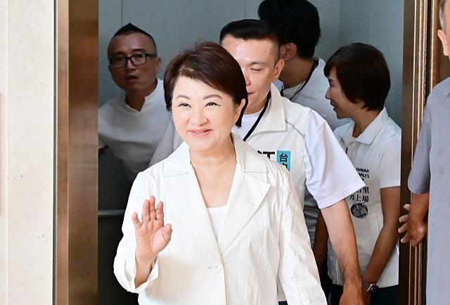 蓝营一姐变“战斗市长”！卢秀燕对民进党开枪，抱紧民众党，并宣示：2028年我要当