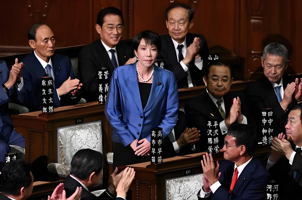 小虫锐评：别再被“高市下台论”忽悠了！她越稳，日本的局才越难破！最近，舆论场