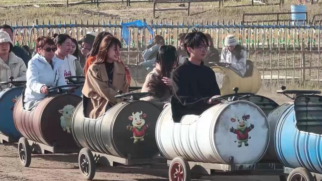 游客们体验草原小火车，只有大哥坐回了票价