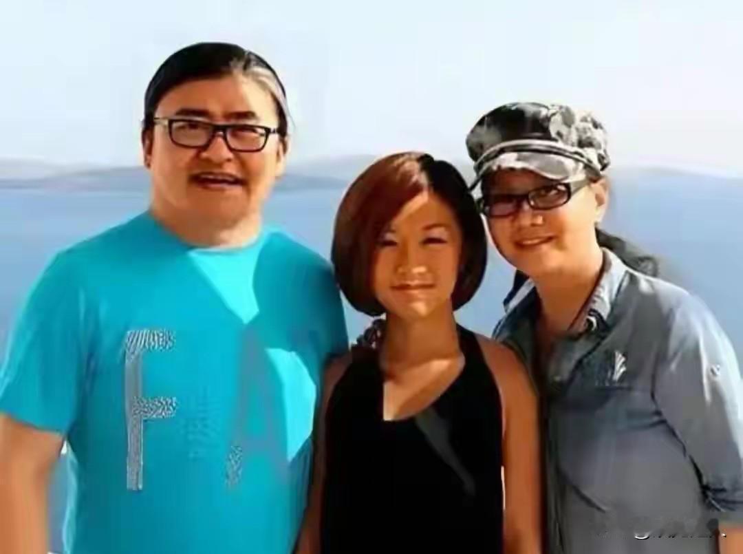 刘欢全家福曝光：女儿嫁到重庆，女婿个子不高，他最大的遗憾是没抱上外孙。最戳人