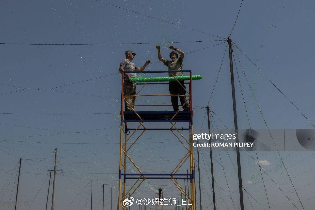 乌克兰军队继续在顿涅茨克州前线修建防无人机后勤通道。俄乌局势​​​
